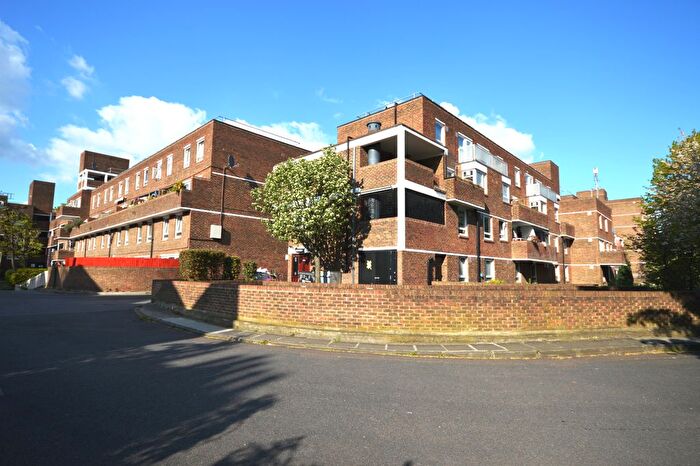 3 Bedroom Maisonette For Sale In Lipton Road, Tower Hamlets, E1