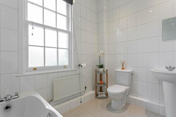 2 Bedroom Flat For Sale In Lanesborough Court, Gosforth, Newcastle Upon Tyne, NE3