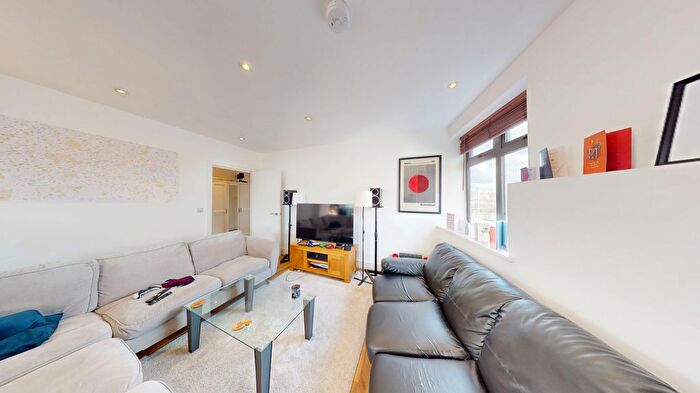 3 Bedroom Flat To Rent In Cambridge Heath Road, London, E1