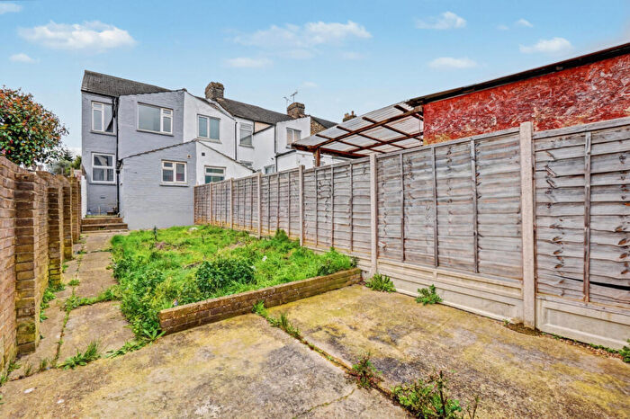 3 Bedroom End Of Terrace House To Rent In Leslie Road, Gillingham, ME7