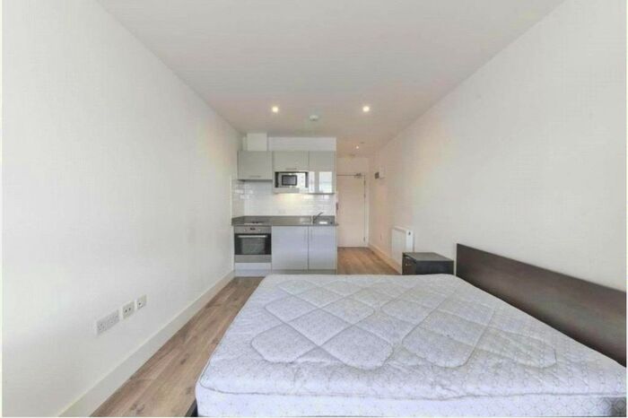 Studio To Rent In Kilburn High Road, London, NW6