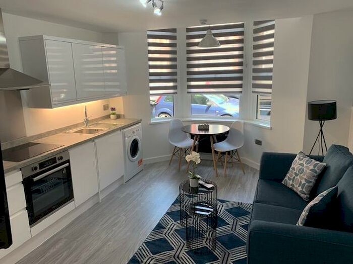 1 Bedroom Flat To Rent In Connaught Road, Cardiff, CF24