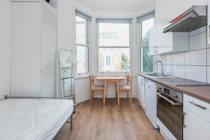 Studio To Rent In Warwick Road, London, SW5