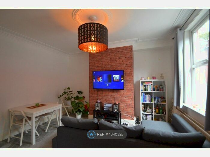 2 Bedroom Terraced House To Rent In Vicarage Avenue, Leeds, LS5
