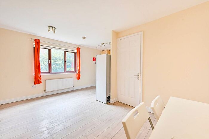 2 Bedroom Flat To Rent In Beardsley Way, Acton, London, W3