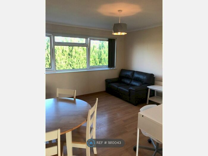 2 Bedroom Flat To Rent In Broadgate Avenue, Beeston, Nottingham, NG9