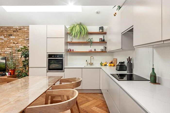 2 Bedroom Flat For Sale In Kingswood Road, Penge, London, SE20