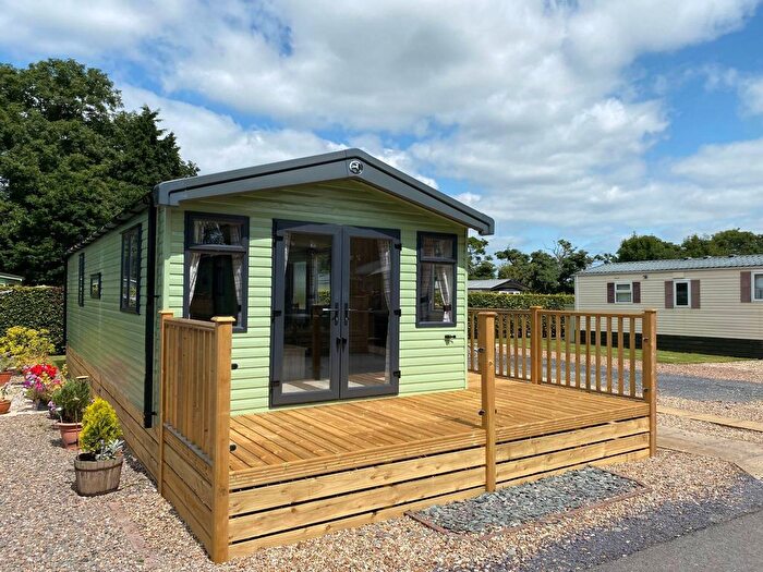 2 Bedroom Mobile/park Home For Sale In Singleton Road, Weeton, Preston, PR4