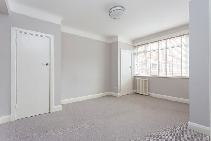 Studio To Rent In Balham High Road, London, SW17