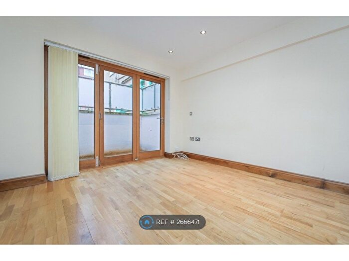 2 Bedroom Flat To Rent In Jowett Street, London, SE15