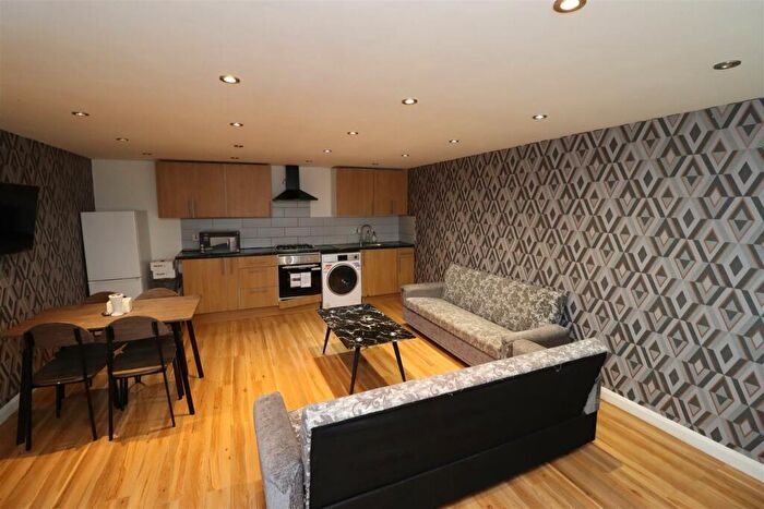 2 Bedroom Flat To Rent In London, NW11