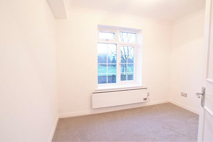2 Bedroom Apartment To Rent In Hillcrest, Weybridge, Surrey, KT13
