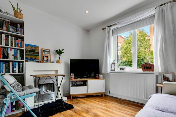 1 Bedroom Flat To Rent In Waterman Way, London, E1W