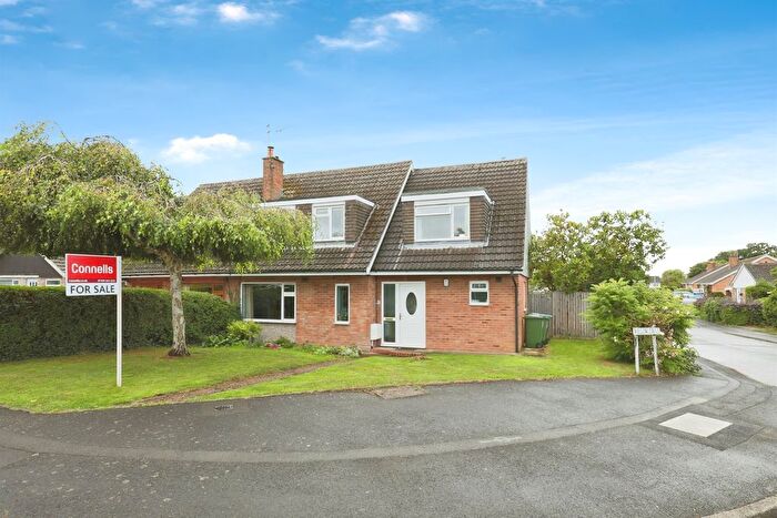 4 Bedroom Semi-Detached House For Sale In Willow Drive, Wellesbourne, Warwick, CV35