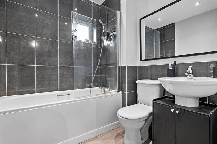 1 Bedroom Flat For Sale In Brookside Terrace, The Lane, Worcester, WR1