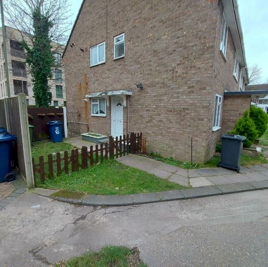 2 Bedroom Ground Maisonette To Rent In Willow Court, Edgware, Greater London, HA8