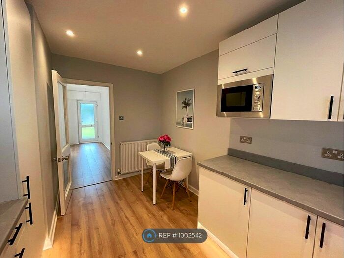 3 Bedroom Flat To Rent In Browning Avenue, Bournemouth BH5