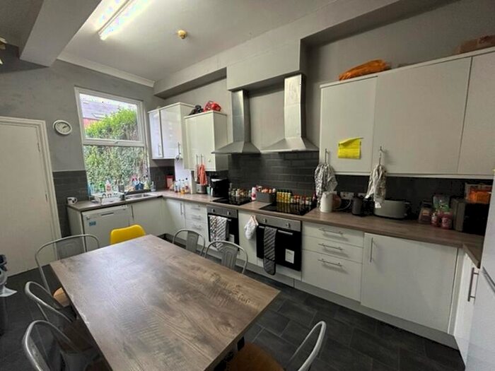 11 Bedroom Terraced House To Rent In Brudenell Road, Hyde Park, Leeds, LS6