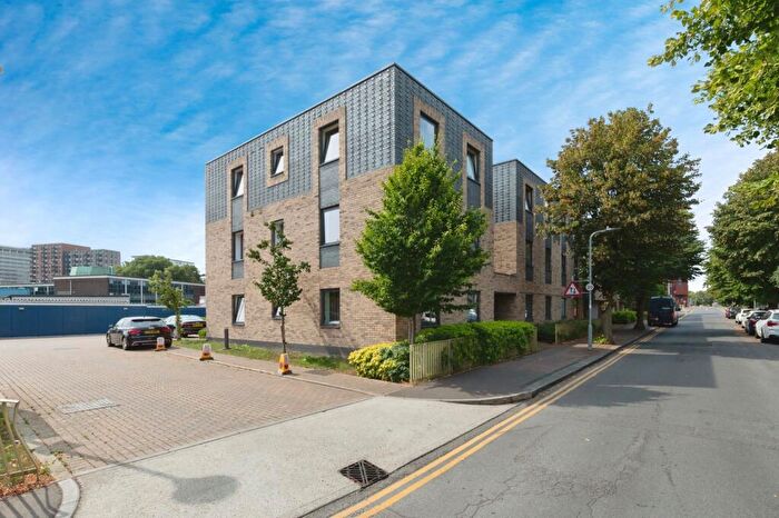 2 Bedroom Flat For Sale In Carnarvon Road, Southend-on-Sea, Essex, SS2
