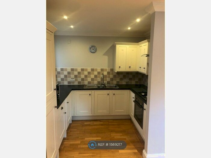 2 Bedroom Flat To Rent In Bordyke, Tonbridge, TN9