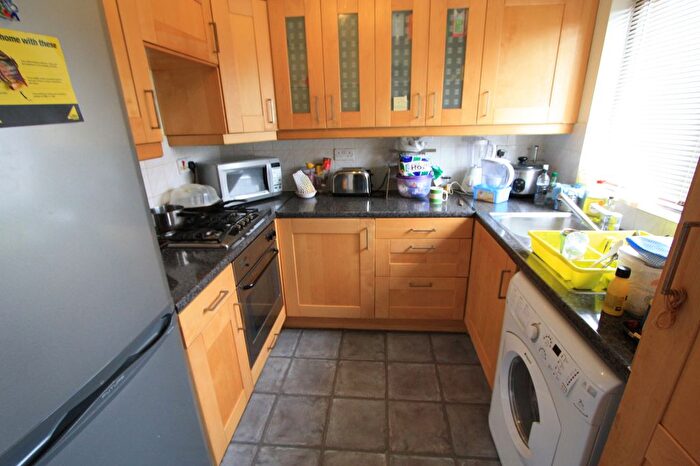 2 Bedroom Maisonette To Rent In Veronica Gardens, London, SW16