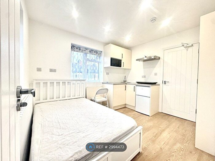 Studio To Rent In Beaulieu Drive, Pinner, HA5