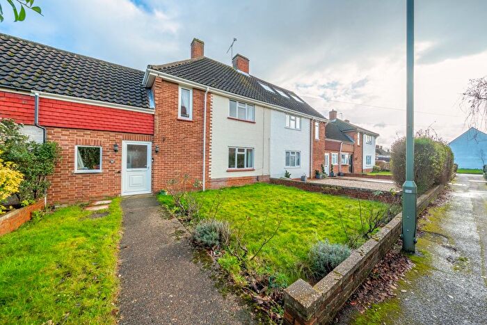 3 Bedroom Semi Detached House For Sale In Hawthorn Way, Shepperton, TW17