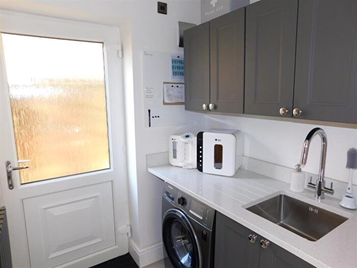 3 Bedroom Detached House For Sale In Maltby Court, Lees, Oldham, OL4