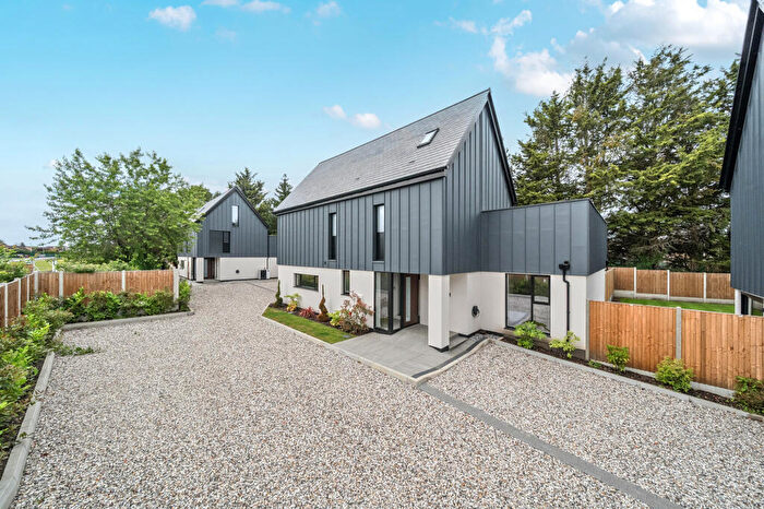 4 Bedroom Detached House For Sale In Kingfield Green, Woking, GU22