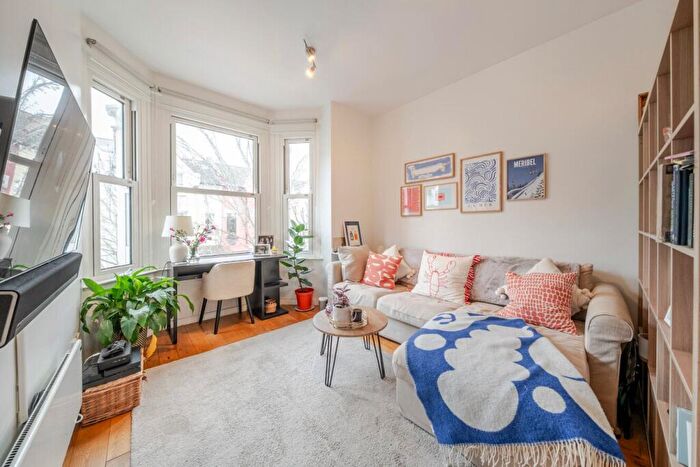 2 Bedroom Flat To Rent In Eckstein Road, London, SW11