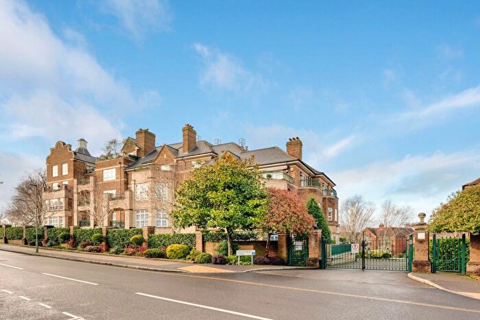 3 Bedroom Apartment For Sale In Mountview Close, London, NW11