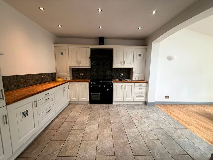 4 Bedroom Semi Detached House To Rent In Hillside Crescent, Cheshunt, EN8