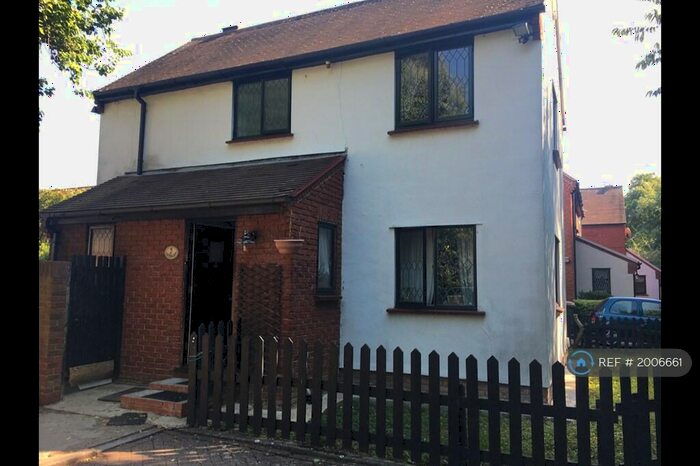 4 Bedroom Semi-Detached House To Rent In Kestrel Avenue, Beckton, E6