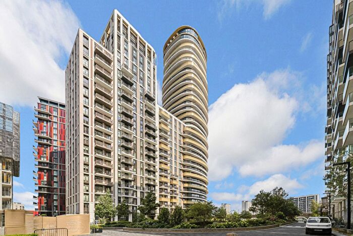 3 Bedroom Flat To Rent In Cascade Way, London, W12
