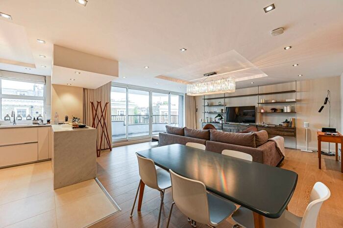 3 Bedroom Flat To Rent In Cheyne Walk, Chelsea, London, SW3