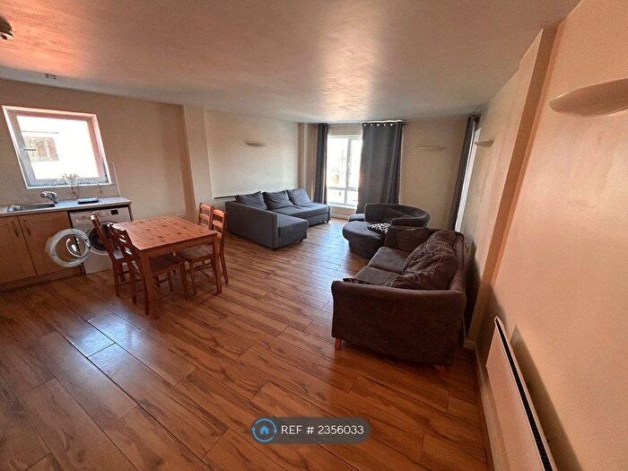 2 Bedroom Flat To Rent In Stockport Road, Manchester, M13