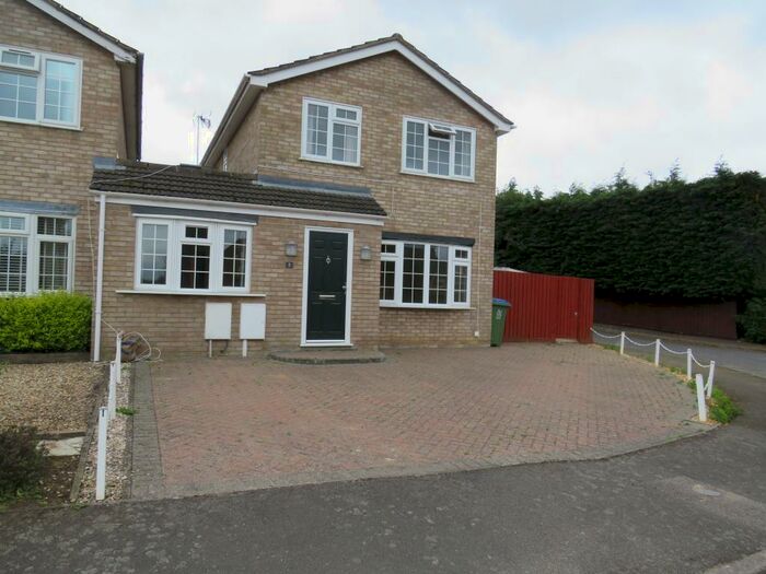 3 Bedroom Link Detached House To Rent In Coots Close, Badgers, Buckingham, MK18