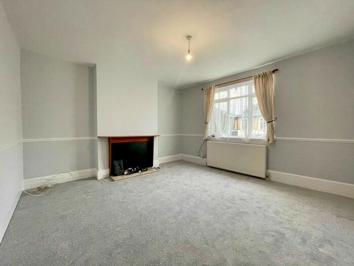 2 Bedroom Flat To Rent In Lichfield Grove, Finchley Central, London, N3