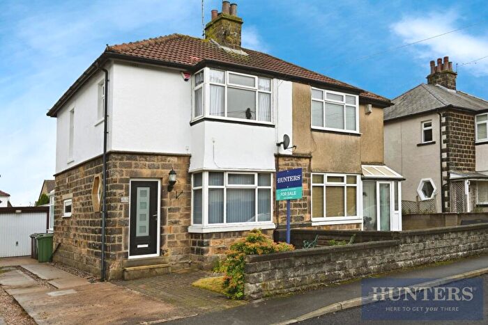 3 Bedroom Semi-Detached House For Sale In Sunnybank Crescent, Yeadon, Leeds, LS19