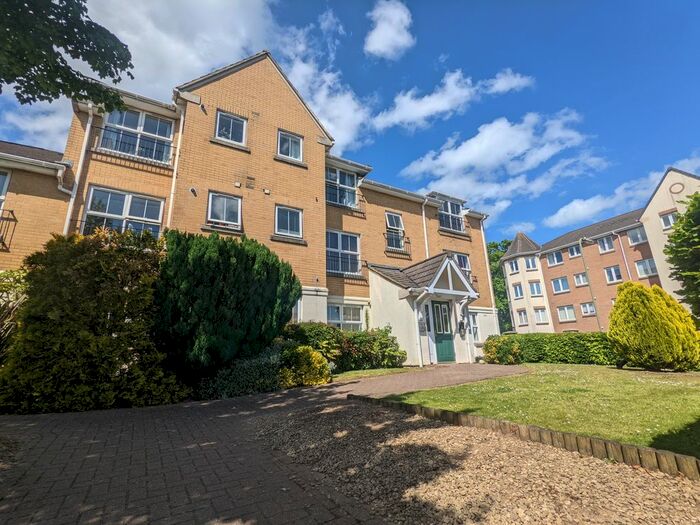 2 Bedroom Flat To Rent In Windsor Close, Farnborough, GU14