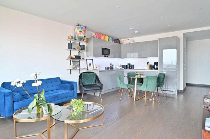 2 Bedroom Flat To Rent In Baldwin Point, Elephant And Castle, London, SE17