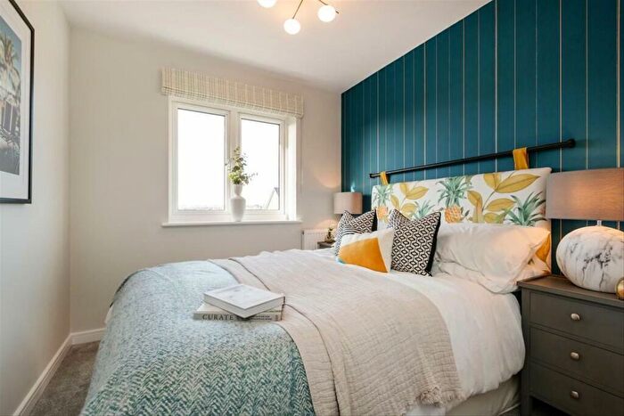 3 Bedroom End Of Terrace House For Sale In Meadowview Road, London, SW20