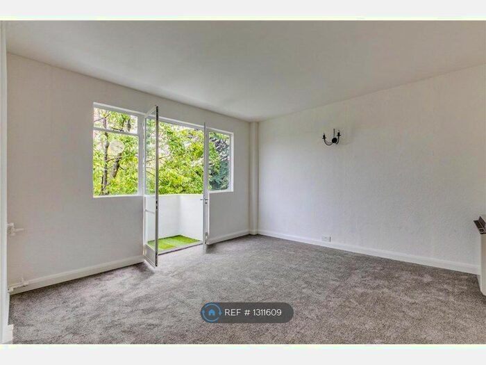 3 Bedroom Flat To Rent In Pullman Court, London, SW2