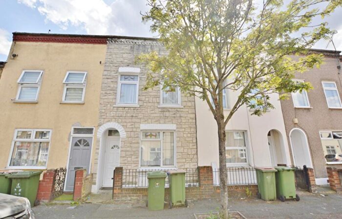 3 Bedroom Terraced House For Sale In Garfield Road, Plaistow, E13
