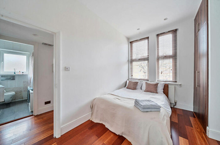 2 Bedroom Apartment For Sale In Tufnell Park Road, London, N7