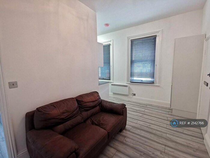 1 Bedroom Flat To Rent In School Road, Reading, RG31