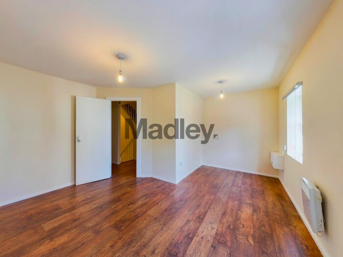 3 Bedroom Maisonette To Rent In Lower Road, London, SE16