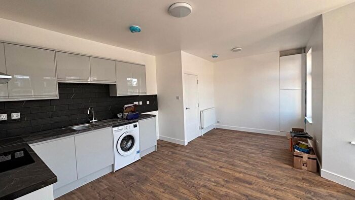 3 Bedroom Flat To Rent In Goodmayes Lane, Ilford, Sevenkings, Goodmayes, Ig1