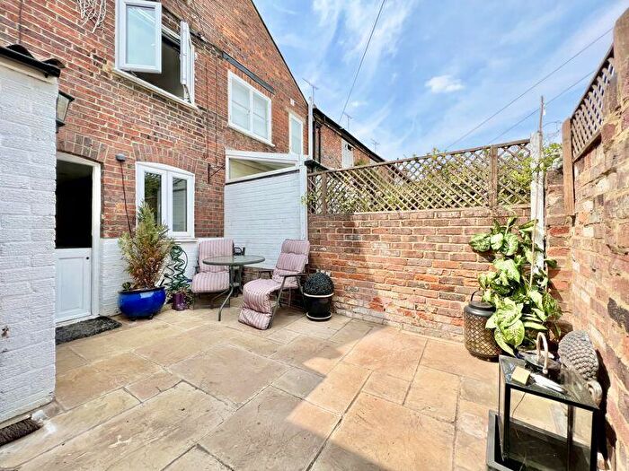 2 Bedroom Cottage To Rent In High Street, Markyate, AL3