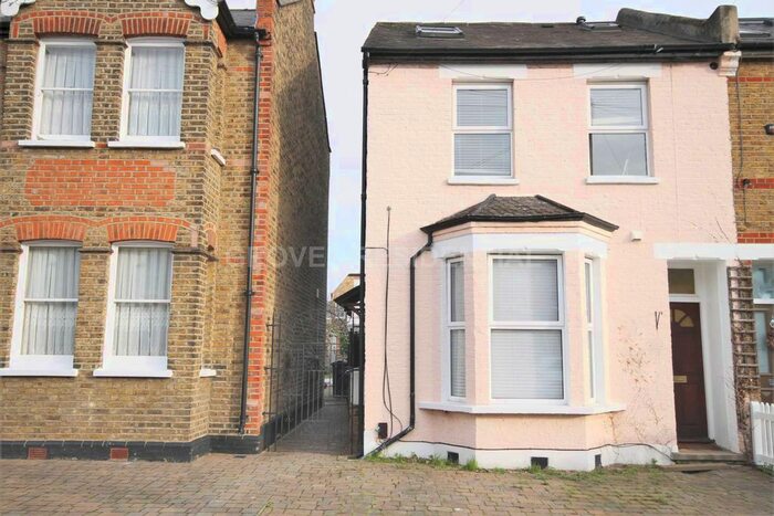 2 Bedroom Flat To Rent In Flat, Amity Grove, SW20